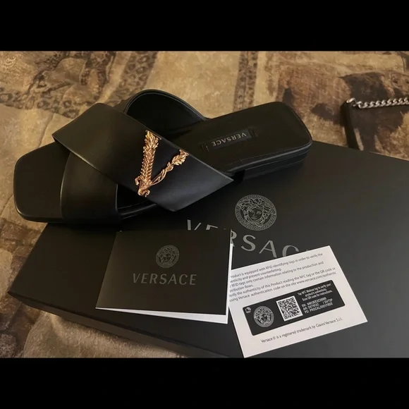 Versace - Picture 3 of 6